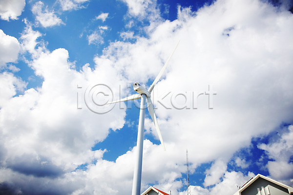 보호 절약 환경보전 사람없음 JPG 포토 구름(자연) 그린에너지 바람 야외 에너지 에너지절약 자연보호 주택 지붕 풍력에너지 하늘 환경