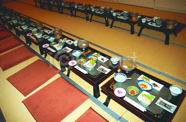 사람없음 JPG 포토 그릇 나베 냄비 다다미 반찬 밥상 방석 상차림 수저 숟가락 식사 실내 아시아 음식 일본 일본음식 접시 젓가락 풍경(경치) 해외 해외풍경