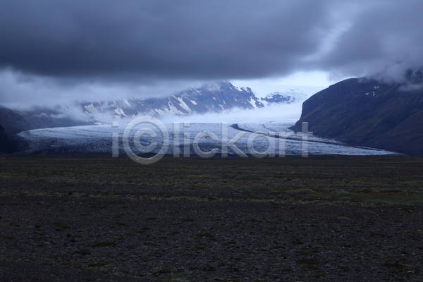 사람없음 JPG 포토 하이앵글 해외이미지 거친 관광지 구름(자연) 그림자 남쪽 눈내림 북쪽 빙하 산 산맥 섬 아이슬란드 얼음 여행 유럽 자연 지역 초록색 풍경(경치) 하늘 해외202105 휴가 흰색