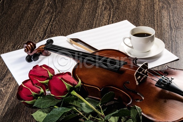 우아함 사람없음 JPG 포토 해외이미지 나무바닥 바이올린 바이올린활 악보 장미 차받침대 커피 커피잔 해외202004 해외202105