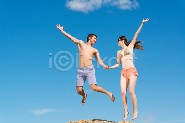 사랑 자유 행복 흥분 남자 두명 백인 성인 소년 여자 JPG 포토 해외이미지 2 관계 관리 날짜 라이프스타일 미소(표정) 밭 쌍 야외 여름(계절) 웃음 잡기 점프 초록색 커플 파란색 포즈 하늘 해외202004 해외202105 회전