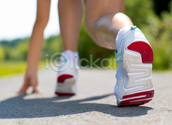 남자 사람 사람없음 성인 여자 JPG 포토 해외이미지 건강 근육질 단계 달리기 달리기선수 도로 라이프스타일 마라톤 모션 발 선로 속도 스포츠 신발 신체 십자가 야외 양발 에너지 여름(계절) 연습 운동 자연 조깅 포즈 해외202004 해외202105