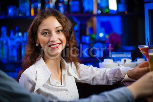 행복 백인 사람 성인 여자 한명 JPG 포토 해외이미지 내부 라이프스타일 마시기 미소(표정) 바 식당 알코올 야간 얼굴 유리 유흥 음료 응시 카페 칵테일 클럽 파티 해외202004 해외202105