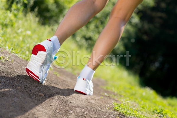 남자 사람 사람없음 성인 여자 JPG 포토 해외이미지 건강 근육질 단계 달리기 달리기선수 도로 라이프스타일 마라톤 먼지 모션 발 선로 속도 스포츠 신발 신체 십자가 야외 양발 에너지 여름(계절) 연습 운동 자연 조깅 포즈 해외202004 해외202105