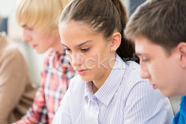 스마트 청춘(젊음) 행복 남자 백인 사람 성인 세명 소년 여자 청소년 JPG 포토 해외이미지 강의 교실 교육 미소(표정) 수업 실내 앉기 응시 책상 칠판 티셔츠 파란색 학생 학습 해외202004 해외202105 혼자
