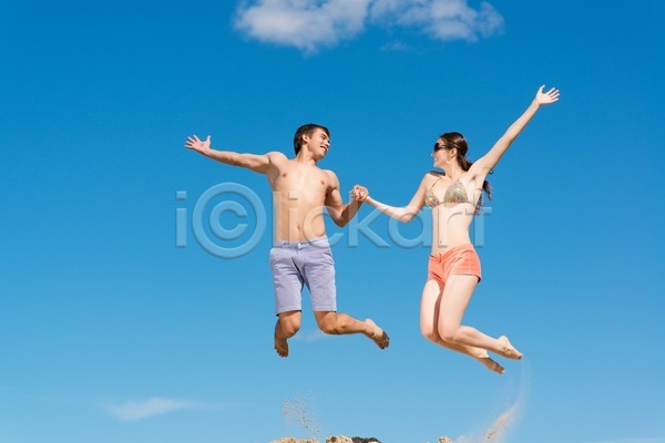 사랑 자유 행복 흥분 남자 백인 성인 소년 여자 한명 JPG 포토 해외이미지 2 관계 관리 날짜 라이프스타일 미소(표정) 밭 쌍 야외 여름(계절) 웃음 잡기 점프 초록색 커플 파란색 포즈 하늘 해외202004 해외202105 회전
