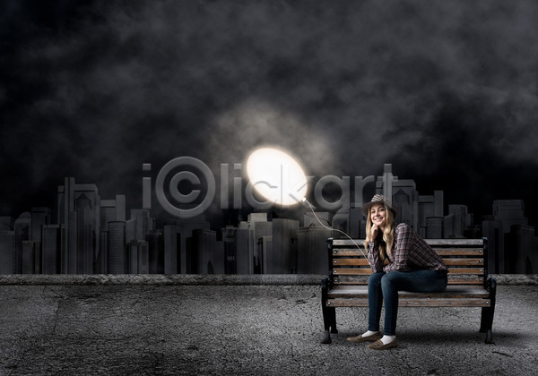 새로움 아이디어 자유 10대 백인 성인 여자 한명 JPG 포토 해외이미지 공 공원 금발 램프 마음 방법 벤치 비즈니스 빛 앉기 야간 어둠 에너지 유행 잡기 전기 컨셉 풍선 해외202004 해외202105 힘