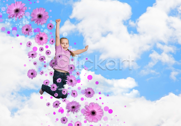 기쁨 이동 자유 청춘(젊음) 행복 10대 사람 어린이 여자 청소년 한명 JPG 포토 해외이미지 건강 구름(자연) 꽃 놀이 달리기 모션 미소(표정) 백그라운드 신체 에너지 운동 장난 점프 컨셉 포즈 하늘 해외202004 해외202105 흰색