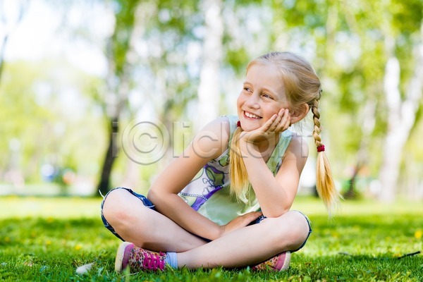 기쁨 행복 백인 사람 아기 어린이 여자 한명 JPG 포토 해외이미지 1 건강 공원 농장 눈(신체부위) 다운 뒤뜰 모델 미소(표정) 밭 봄 숲 식물 야외 얼굴 여름(계절) 자연 장난 정원 초록색 표현 해외202004 해외202105