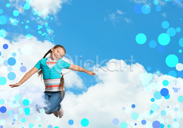 기쁨 이동 자유 청춘(젊음) 행복 10대 사람 어린이 여자 청소년 한명 JPG 포토 해외이미지 건강 구름(자연) 놀이 달리기 모션 미소(표정) 백그라운드 신체 에너지 운동 장난 점 점프 컨셉 포즈 하늘 해외202004 해외202105 흰색