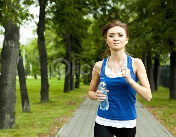 경쟁 자유 활발 백인 사람 성인 여자 한명 JPG 포토 해외이미지 건강 근육 기차 노력 단계 달리기 달리기선수 도로 땀 라이프스타일 모션 모양 스포츠 시골 신발 신체 야외 여름(계절) 연습 운동 자연 포즈 해외202004 해외202105 혼자