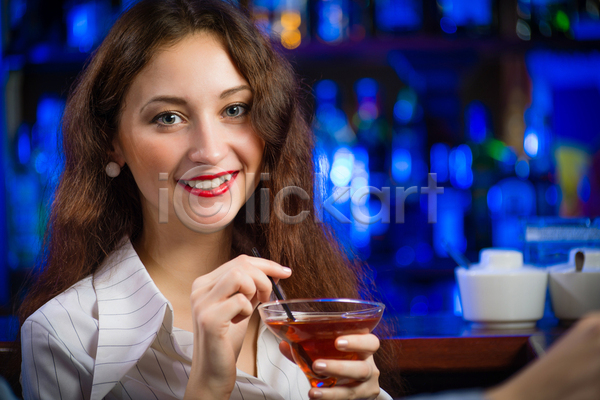 행복 백인 사람 성인 여자 한명 JPG 포토 해외이미지 내부 라이프스타일 마시기 미소(표정) 바 식당 알코올 야간 얼굴 유리 유흥 음료 응시 카페 칵테일 클럽 파티 해외202004 해외202105