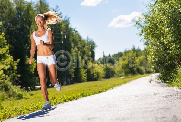 이동 행복 백인 사람 성인 여자 한명 JPG 포토 해외이미지 건강 달리기 달리기선수 라이프스타일 마라톤 모션 모양 백그라운드 스포츠 신발 신체 야외 양발 여름(계절) 연습 운동 자연 조깅 카피스페이스 파란색 포즈 풍경(경치) 하늘 해외202004 해외202105 혼자