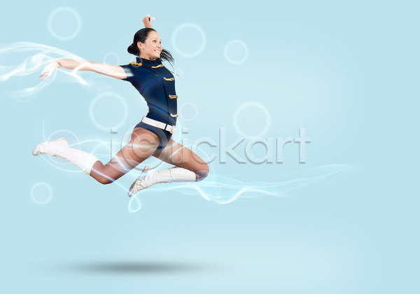 뜨거움 행복 10대 백인 사람 여자 한명 JPG 포토 해외이미지 놀이 대학교 댄서 모델 모션 미소(표정) 숫자 스포츠 신체 에너지 우승 유니폼 유행 응원 점프 체조 치어리더 파란색 학교 학생 해외202004 해외202105
