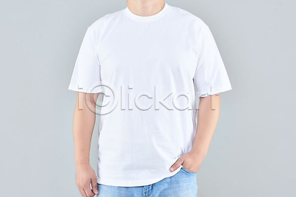40대 남자 중년 중년남자한명만 한국인 한명 JPG 앞모습 포토 목업 반팔티셔츠 상반신 스튜디오촬영 실내 주머니손 패션 회색배경 흰색 흰옷