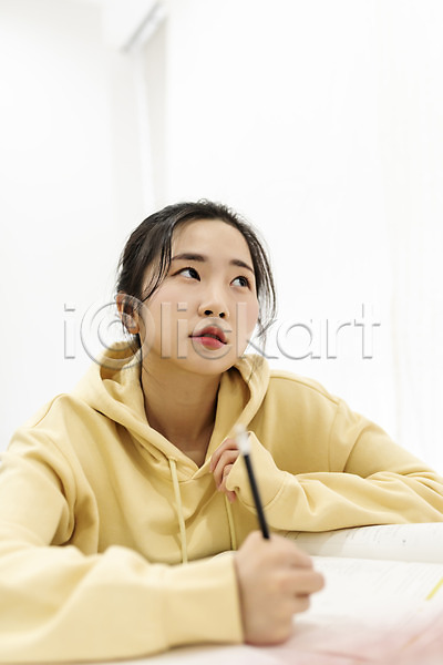 20대 성인 성인여자한명만 여자 한국인 한명 JPG 앞모습 포토 들기 딴짓 방학 상반신 스튜디오촬영 실내 언택트 연필 올려보기 홈스쿨링 흰배경