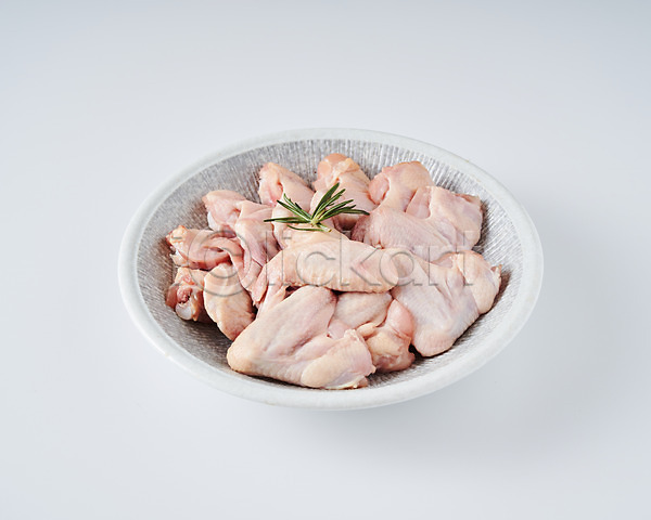 사람없음 JPG 포토 닭고기 닭날개 담기 로즈메리 생고기 스튜디오촬영 식재료 실내 접시 흰배경