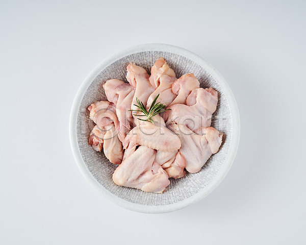 사람없음 JPG 포토 하이앵글 닭고기 닭날개 담기 로즈메리 생고기 스튜디오촬영 식재료 실내 접시 흰배경