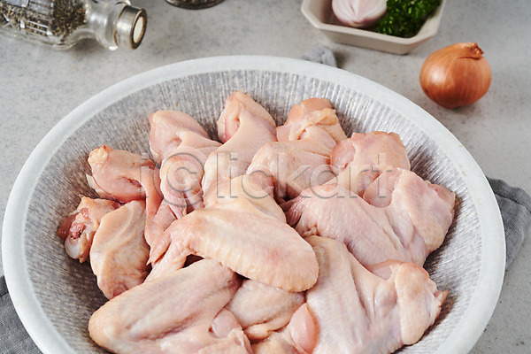 사람없음 JPG 포토 닭고기 닭날개 담기 생고기 스튜디오촬영 식재료 실내 양파 접시
