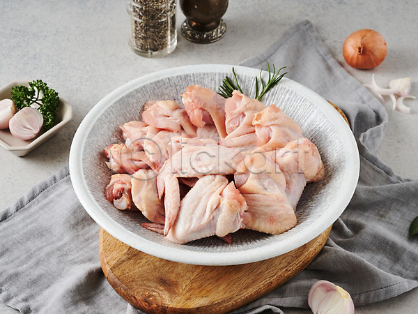 사람없음 JPG 포토 닭고기 닭날개 담기 로즈메리 생고기 스튜디오촬영 식재료 실내 양파 접시 천(직물)