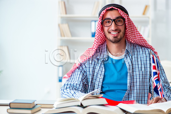 준비 행복 흥분 사람없음 JPG 포토 해외이미지 교과서 교실 교육 대학교 도서관 독서 말하기 미국 미소(표정) 사우디아라비아 스터디 시험 아랍어 아랍에미리트 영국 영어 이슬람교 작업 책 학교 학생 학습 해외202105