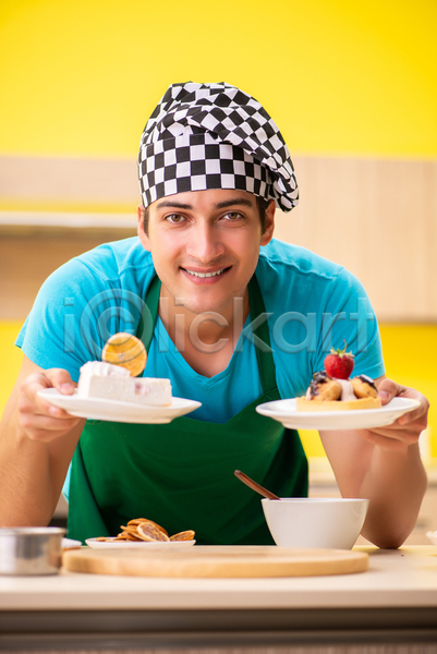 요리중 남자 성인 성인남자한명만 한명 JPG 앞모습 포토 해외이미지 들기 미소(표정) 상반신 실내 응시 제빵 제빵사 케이크 해외202105