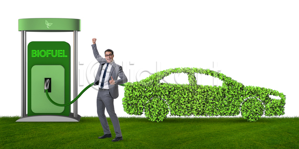 남자 성인 성인남자한명만 한명 JPG 포토 해외이미지 그린에너지 비즈니스맨 서기 손들기 에코 전기 전기자동차 초록색 충전소 친환경자동차 컨셉 해외202105