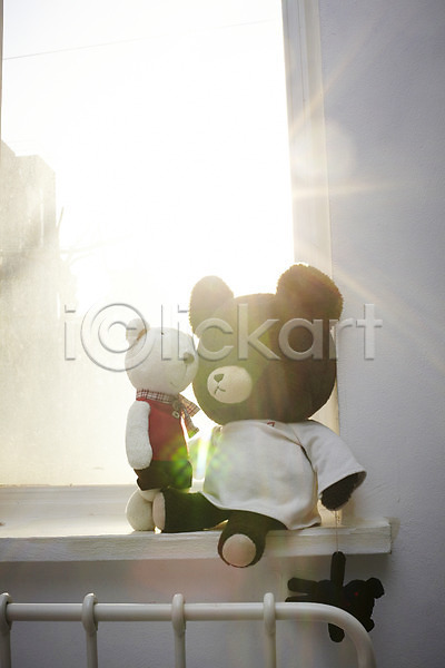 사람없음 JPG 포토 곰인형 빛 실내 오브젝트 인테리어 인형 장식 창가 창문 햇빛