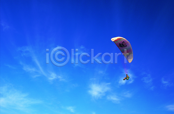 사람 한명 JPG 포토 공중 낙하산 레저 레포츠 비행 산 숲 야외 자연 주간 초록색 컬러 패러글라이딩 풍경(경치) 하늘 행글라이더
