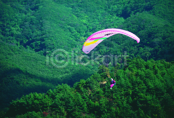 사람 한명 JPG 포토 공중 낙하산 녹음(푸른숲) 레저 레포츠 비행 산 숲 야외 자연 주간 초록색 컬러 패러글라이딩 풍경(경치) 행글라이더