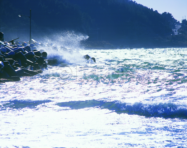 사람없음 JPG 포토 가로등 급류 바다 방파제 산 야외 자연 자연현상 주간 컬러 파도 풍경(경치) 한국 해변