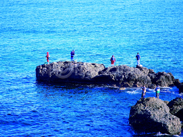 사람 여러명 JPG 포토 하이앵글 낚시 돌(바위) 물결 바다 바다낚시 바위(돌) 수면 야외 자연 주간 컬러 파란색 풍경(경치) 한국