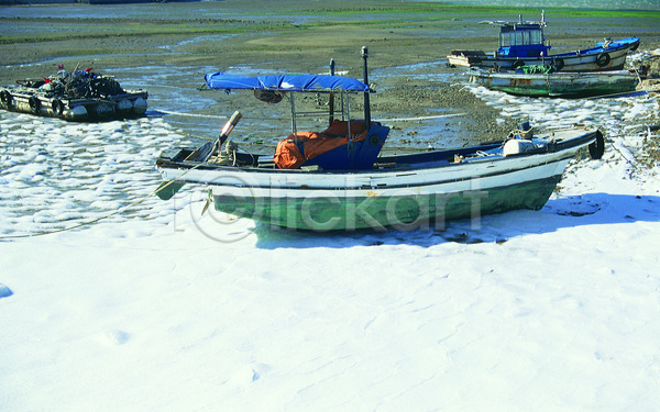 사람없음 JPG 포토 겨울 계절 그림자 바다 배(교통) 야외 어선 어촌 정박 주간 컬러 풍경(경치) 한국 해변