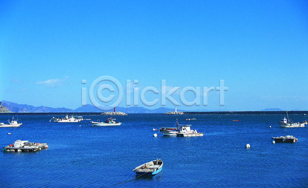사람없음 JPG 포토 구름(자연) 바다 배(교통) 수상교통 야외 어선 어촌 여러대 정박 주간 컬러 파란색 풍경(경치) 하늘 한국 흰색