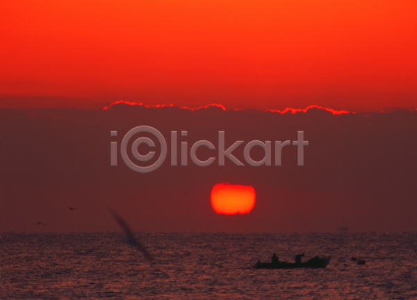 JPG 포토 구름(자연) 바다 배(교통) 빨간색 야외 어선 일몰 일출 자연 조류 주간 주황색 컬러 태양 풍경(경치) 하늘 해