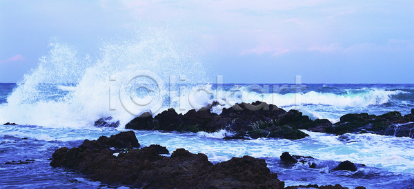 사람없음 JPG 포토 구름(자연) 급류 돌(바위) 바다 바위(돌) 야외 자연 자연현상 주간 컬러 파도 풍경(경치) 하늘 한국 해변