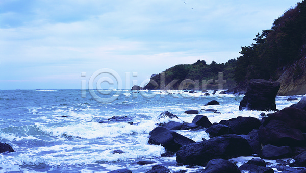 사람없음 JPG 포토 구름(자연) 급류 돌(바위) 돌산 바다 바위(돌) 섬 야외 자연 자연현상 주간 컬러 파도 풍경(경치) 하늘 한국 해변