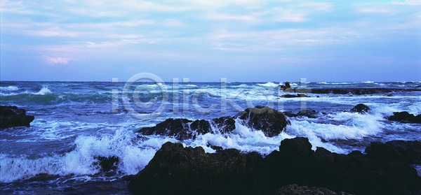 사람없음 JPG 포토 구름(자연) 급류 돌(바위) 바다 바위(돌) 야외 자연 자연현상 주간 컬러 파도 풍경(경치) 하늘 한국 해변