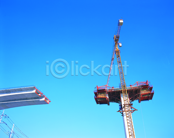 사람없음 JPG 로우앵글 포토 건설현장 건축 건축물 공사 기계 기중기 다리(건축물) 맑음 야외 주간 중장비 컬러 타워크레인 파란색 하늘 하늘색