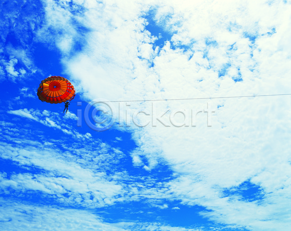 사람 한명 JPG 로우앵글 포토 공중 관광지 구름(자연) 낙하산 레저 레포츠 맑음 자연 컬러 태국 파란색 파타야 패러글라이딩 풍경(경치) 하늘 하늘색 해외 해외풍경 행글라이더 휴양지