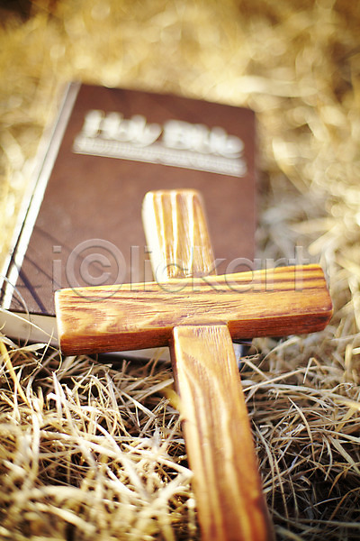 사람없음 JPG 포토 기독교 기독교용품 나무십자가 볏짚 성경 십자가 야외 오브젝트 종교 종교용품