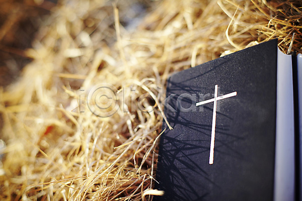 사람없음 JPG 포토 그림 기독교 기독교용품 볏짚 성경 십자가 야외 오브젝트 종교 종교용품