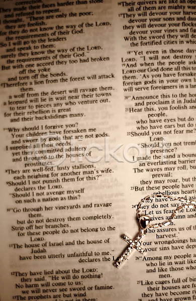 사람없음 JPG 포토 기독교 기독교용품 목걸이 성경 실내 십자가 십자가목걸이 영어 오브젝트 종교 종교용품