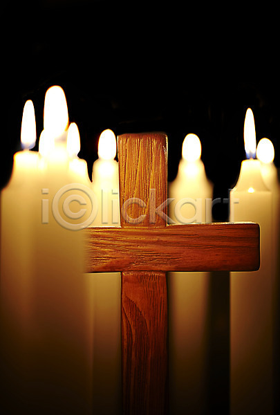 사람없음 JPG 포토 기독교 기독교용품 나무십자가 빛 실내 십자가 오브젝트 종교 종교용품 초 촛불