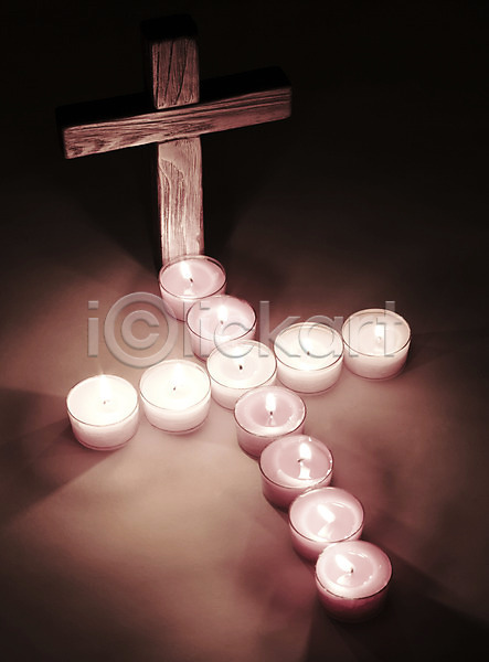 사람없음 JPG 포토 기독교 기독교용품 나무십자가 모양 빛 실내 십자가 오브젝트 종교 종교용품 초 촛불