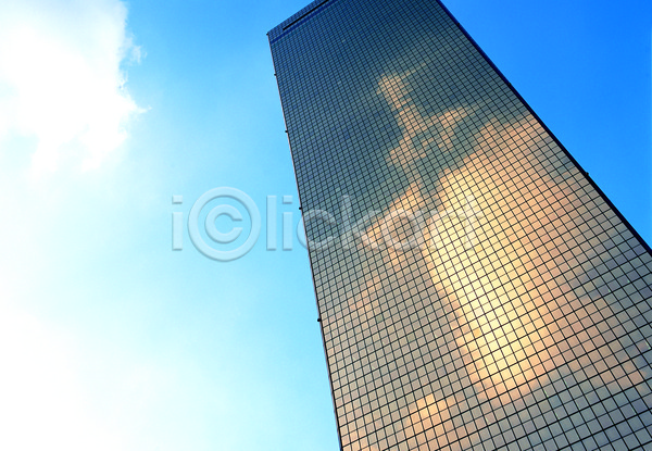 사람없음 JPG 로우앵글 포토 63빌딩 건물 건축 건축물 고층 고층빌딩 구름(자연) 높이 도시 도시풍경 맑음 빌딩 서울 수도 수도(도성) 야외 여의도 주간 풍경(경치) 하늘 한국 현대건축