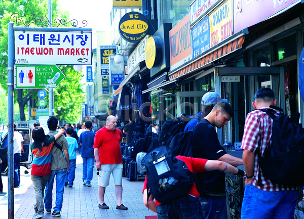 사람 서양인 여러명 외국인 JPG 포토 간판 거리 거리풍경 국내포토 도시 도시풍경 보행자 상점 서울 수도 수도(도성) 야외 여행 여행객 이태원 주간 표지판 풍경(경치) 한국