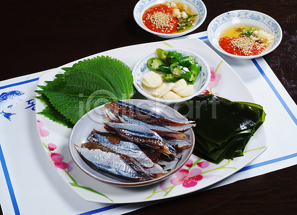 사람없음 JPG 포토 고추 과메기 그릇 깻잎 마늘 미역 스튜디오촬영 실내 양념 어류 요리 음식 접시 한국문화 한식