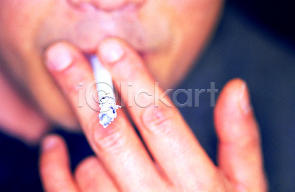 남자 사람 신체부위 한명 JPG 근접촬영 아웃포커스 포토 건강 기호식품 담배 담뱃재 들기 신체 얼굴 의학 질병 한손 흡연