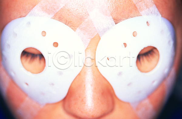 사람 신체부위 한명 JPG 근접촬영 아웃포커스 포토 눈(신체부위) 눈감음 병원 안과 안대 얼굴 의료기기 의료용품 의학 질병 치료